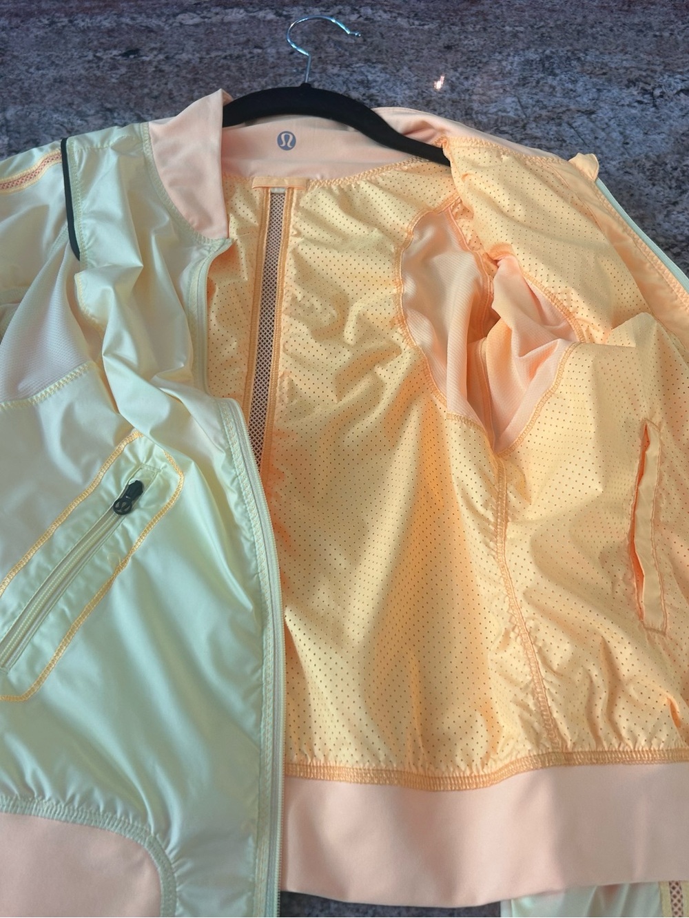 Lululemon light run jacket 
Reversible sz 4 euc - Picture 4 of 9
